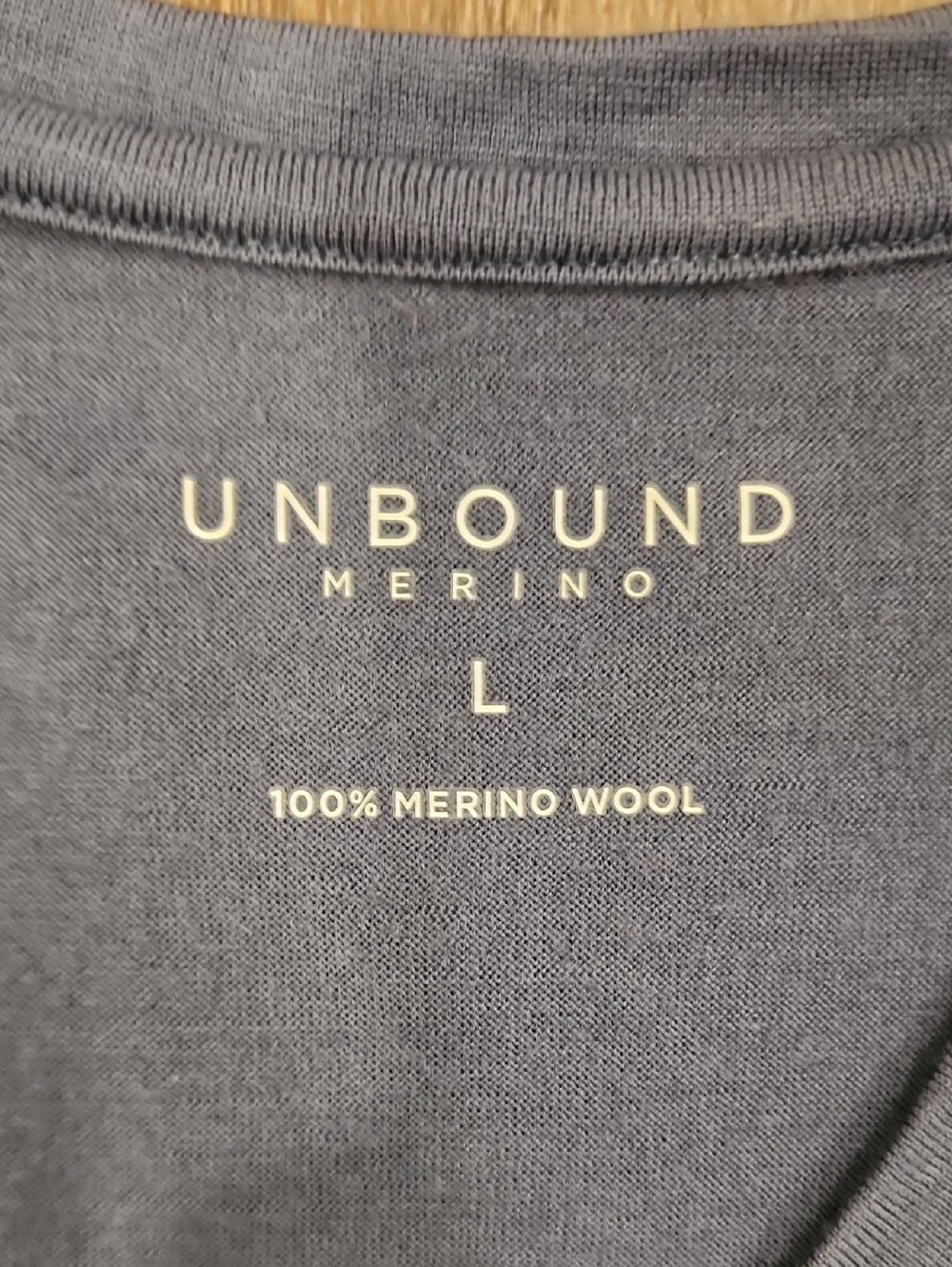 Unbound Merino V-Neck T-Shirt 100% Merino Wool Classic Minimalist size Large - Picture 2 of 4